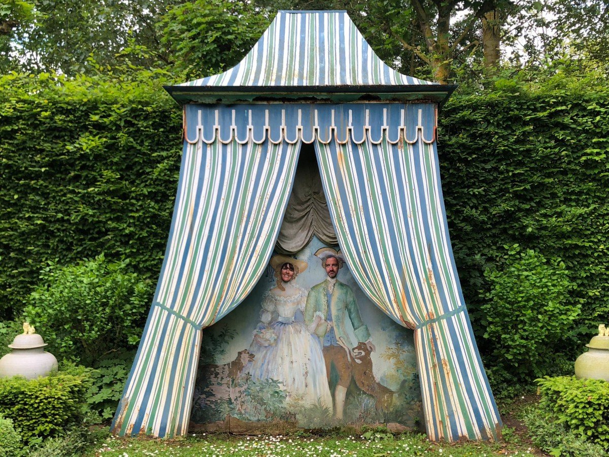 The gardens of chateau de Vendeuvre seaside photo booth
