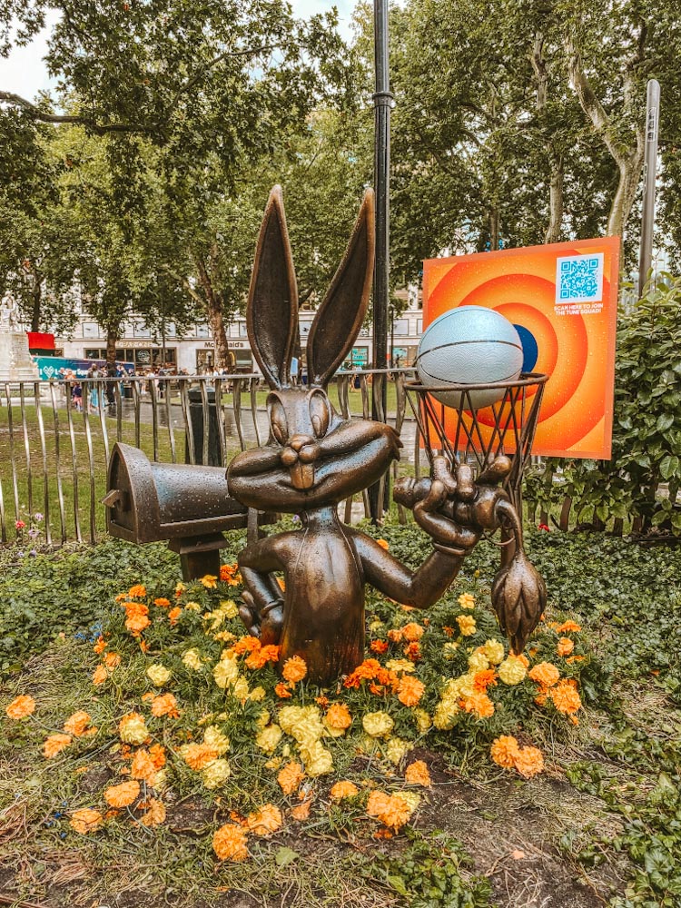 Bugs Bunny Statue in Leicester Square likelovedo photo