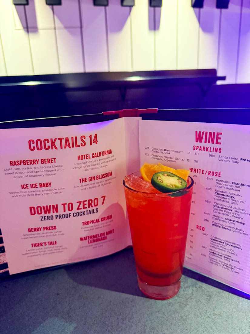 Duelling pianos Bar Star of the Seas menu Hotel california Cocktail