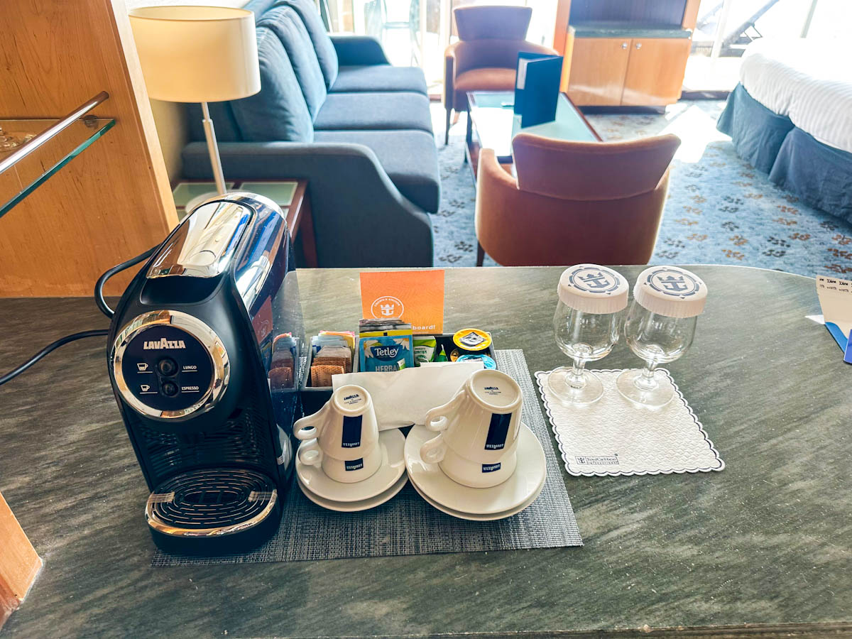 Suite Oasis of the Seas 7654 tea and coffee making facilities