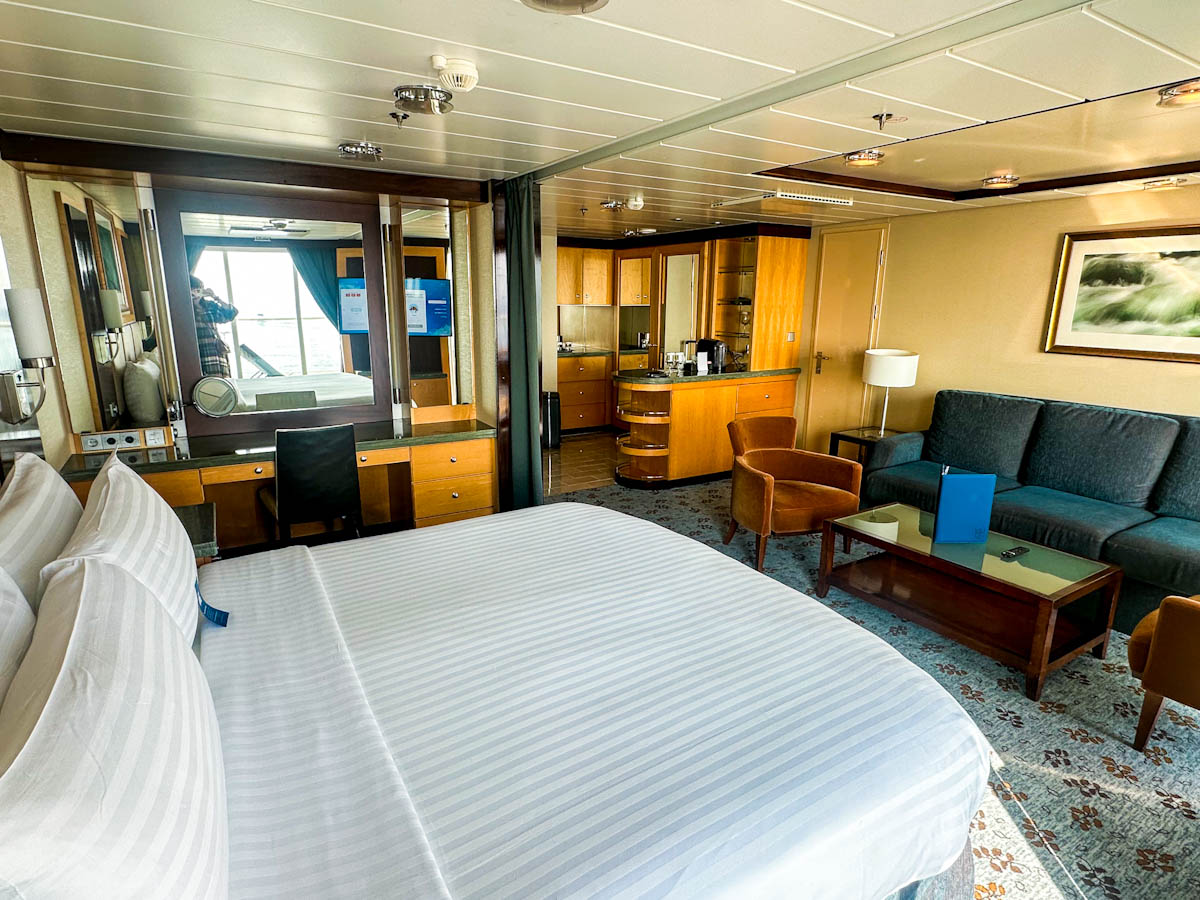 Suite Oasis of the Seas 7654 bedroom balcony