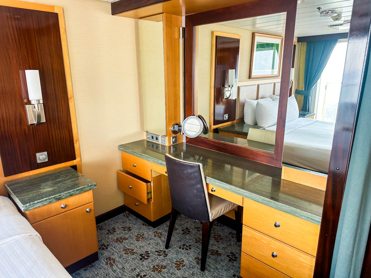 Suite Oasis of the Seas 7654 dressing table area