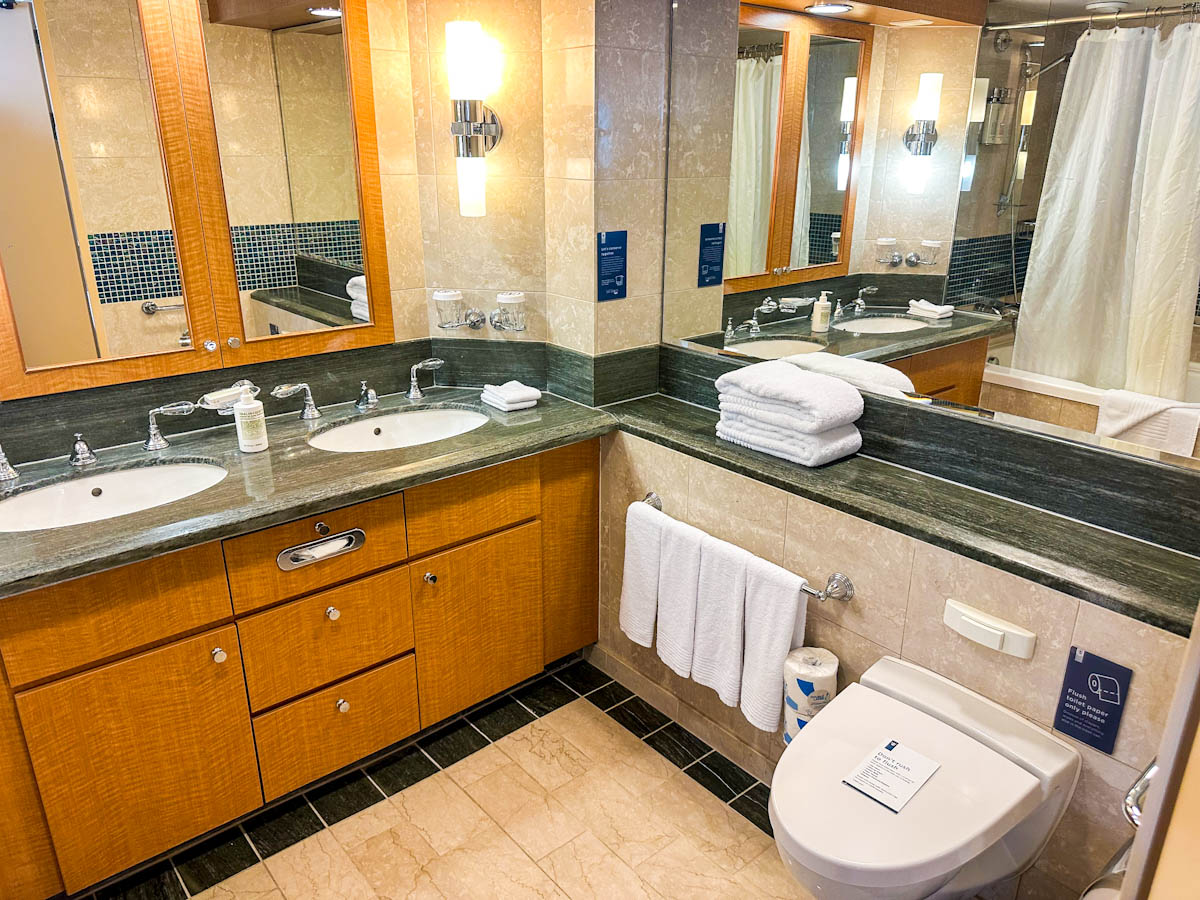 Suite Oasis of the Seas 7654 bathroom