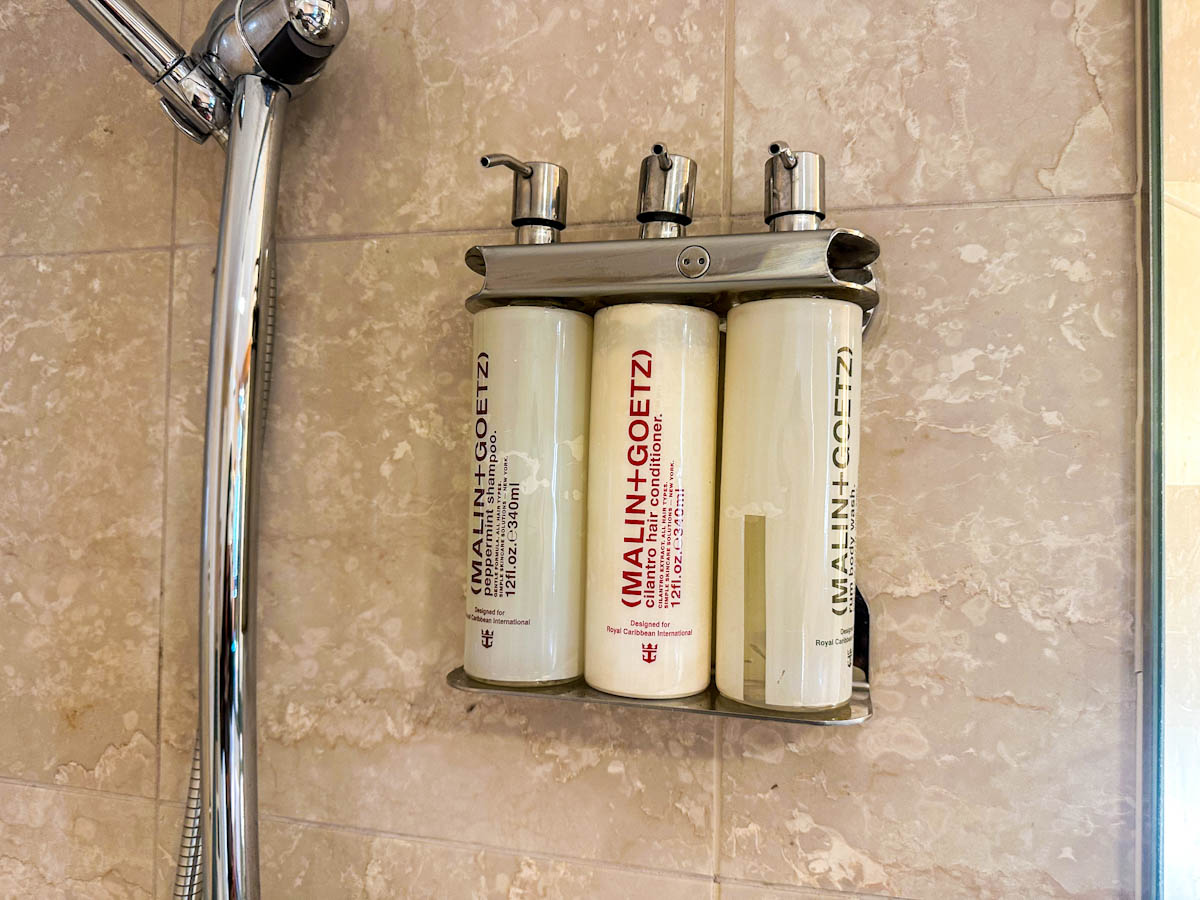 Suite Oasis of the Seas 7654 toiletries in bathroom