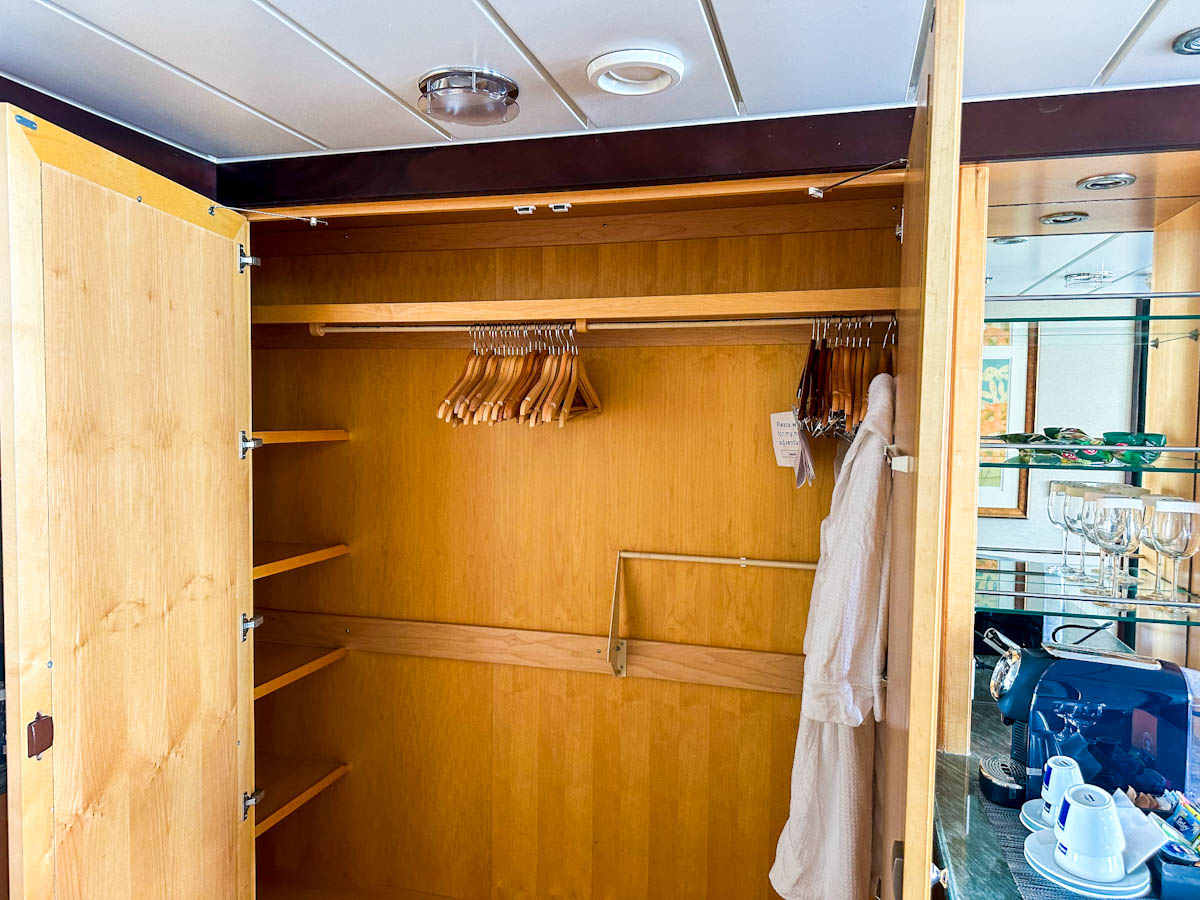 Suite Oasis of the Seas 7654 wardrobe