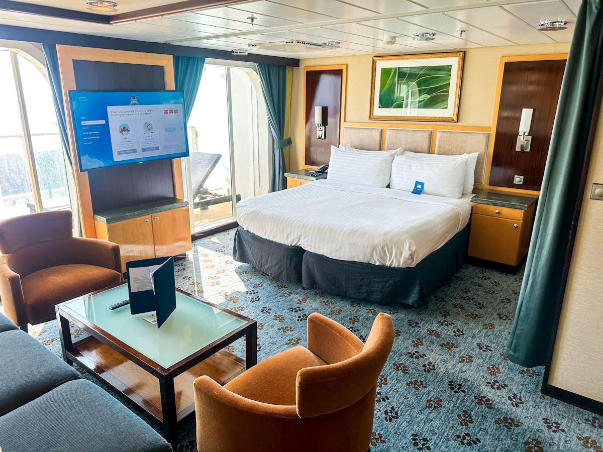 Suite Oasis of the Seas 7654 bed and coffee table