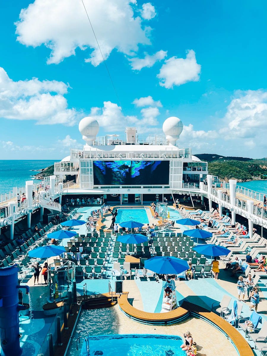 Swimming pool and sundeck on Norwegian Encore