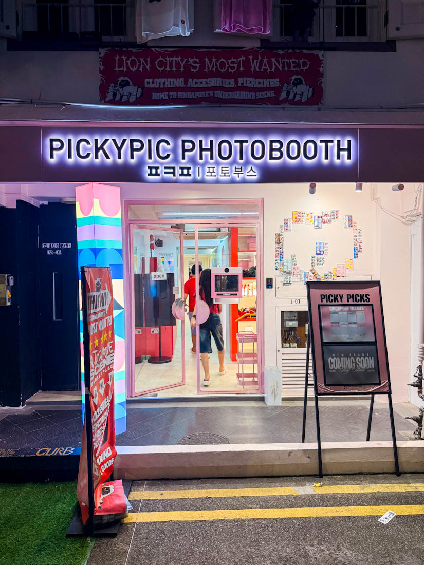 photo pictures booth shop Haji lane singapore.