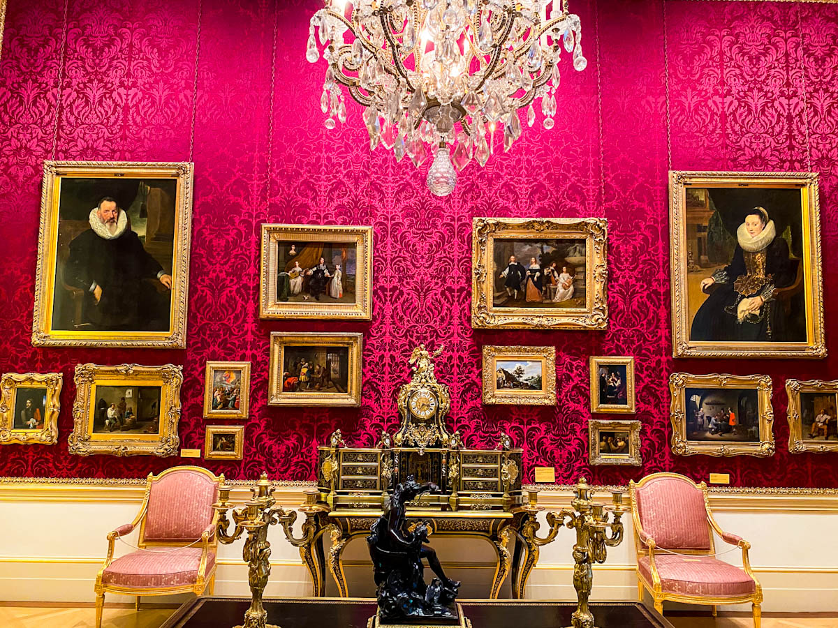 The-Wallace-Collection- London view of paintings