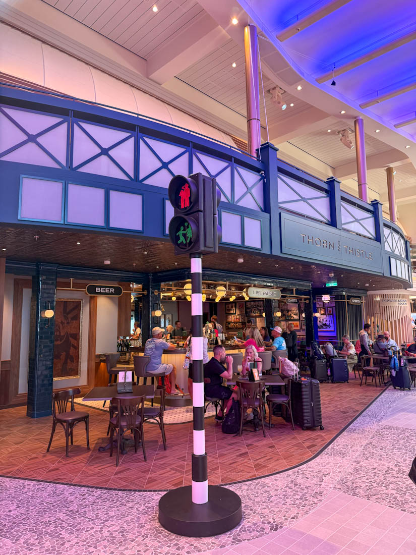 Star of the seas pub Thorn and thistle with a traffic light in front