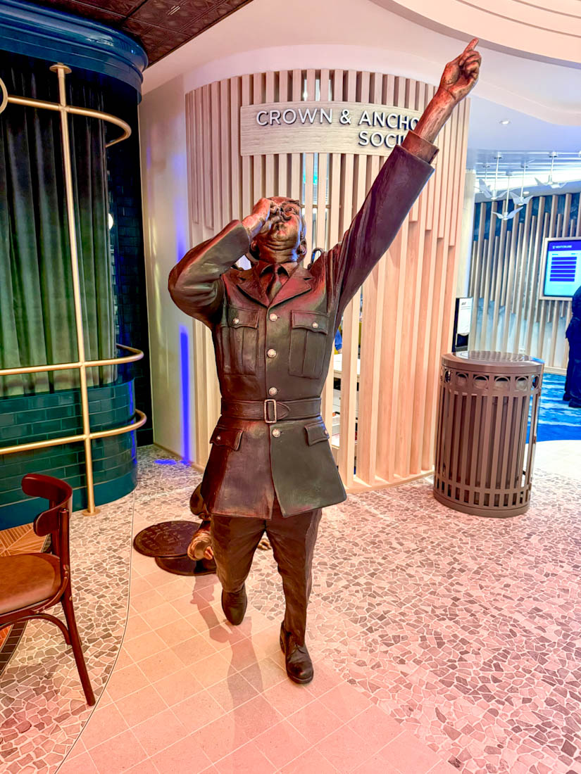 police officer statue Star of the seas