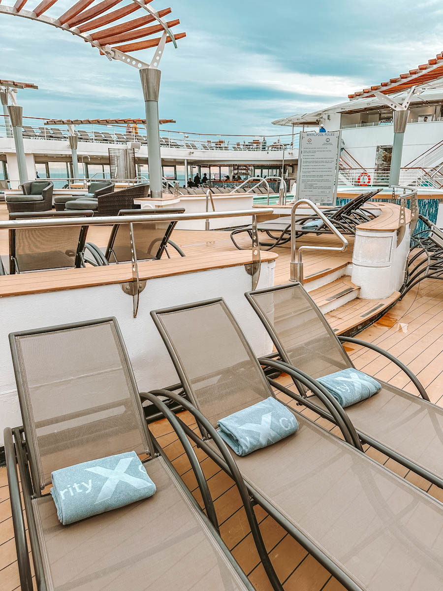 Celebrity-Infinity-sunbeds